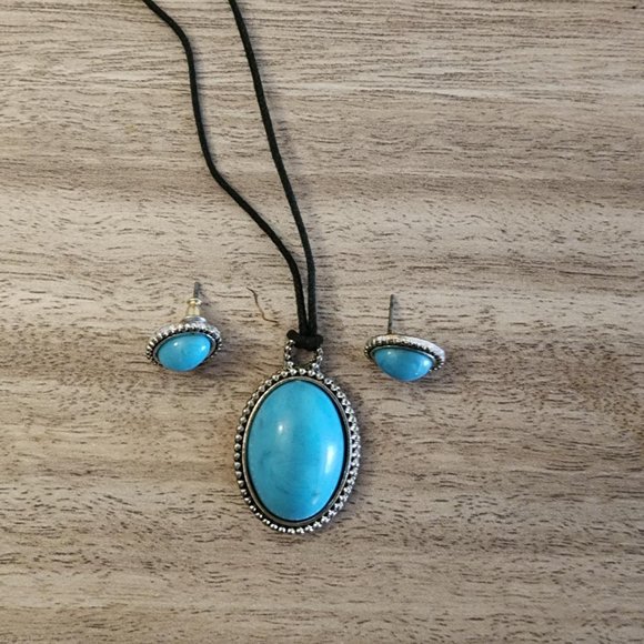 Turquoise color pendant necklace and earrings - Picture 2 of 3